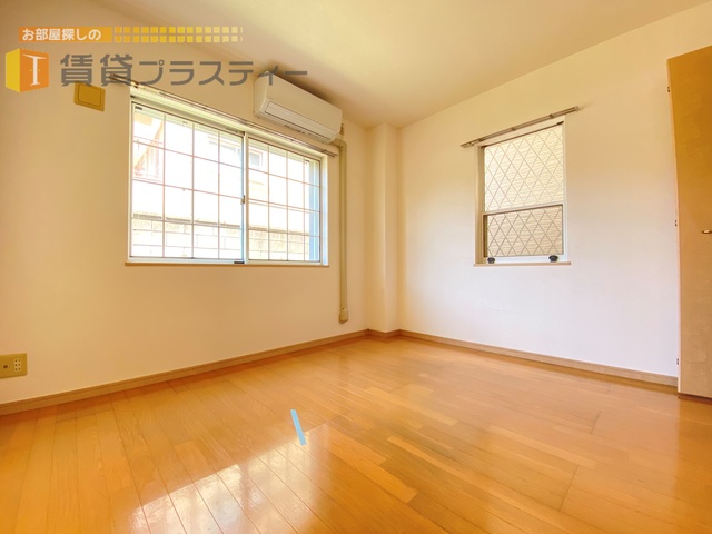 その他部屋・スペース　窓が二つあって光が差し込みます。