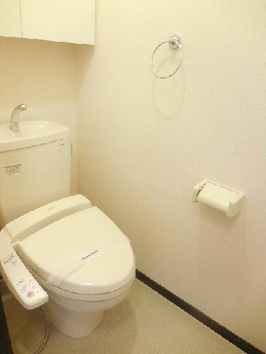 トイレ　ウォシュレット付きのトイレになっています。