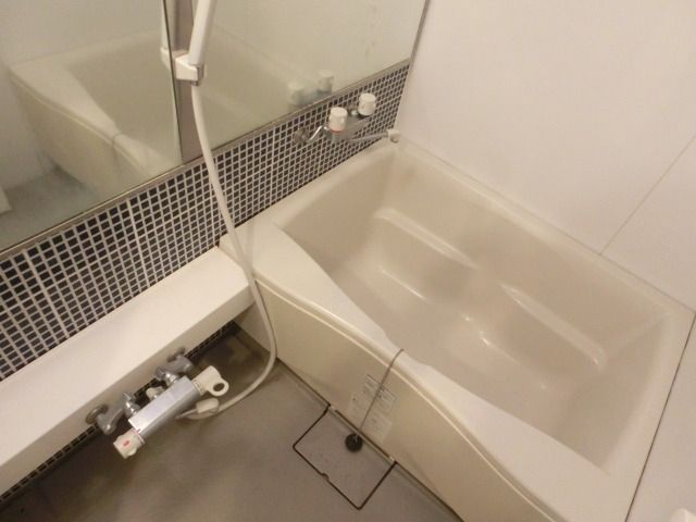 バス・シャワールーム　浴室乾燥機完備　広々バスルーム