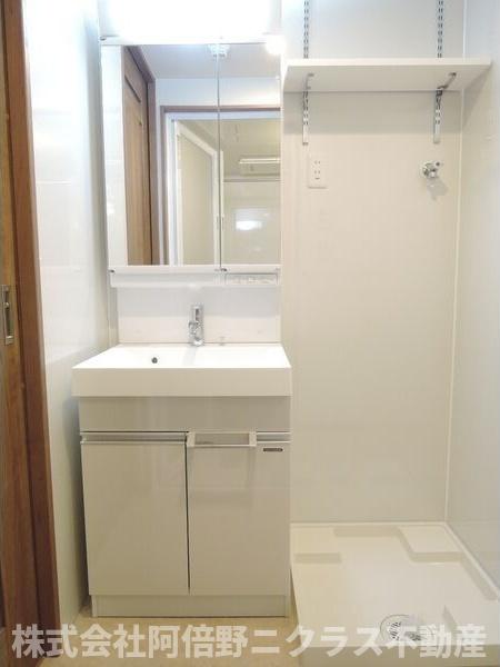 洗面設備　内装は別部屋の参考写真です。