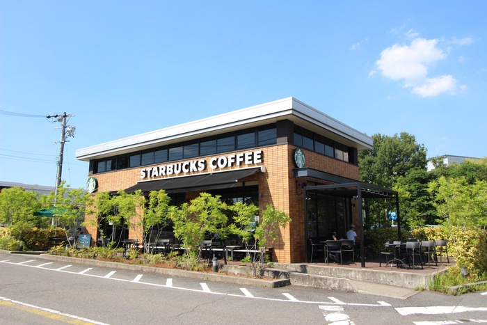 飲食店　スターバックス（飲食店）まで990m