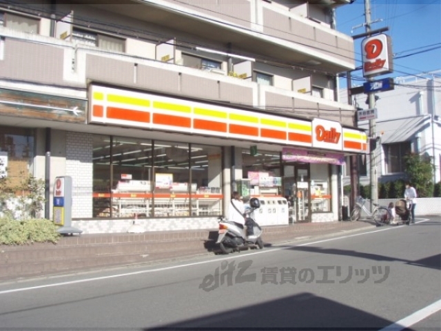 コンビニ　デイリー伏見墨染店（コンビニ）まで200m