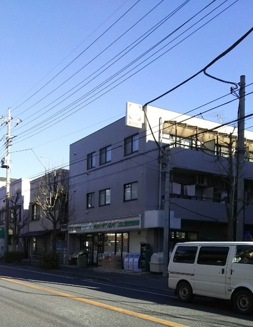 コンビニ　ローソンストア１００梶ヶ谷三丁目店（コンビニ）まで502m