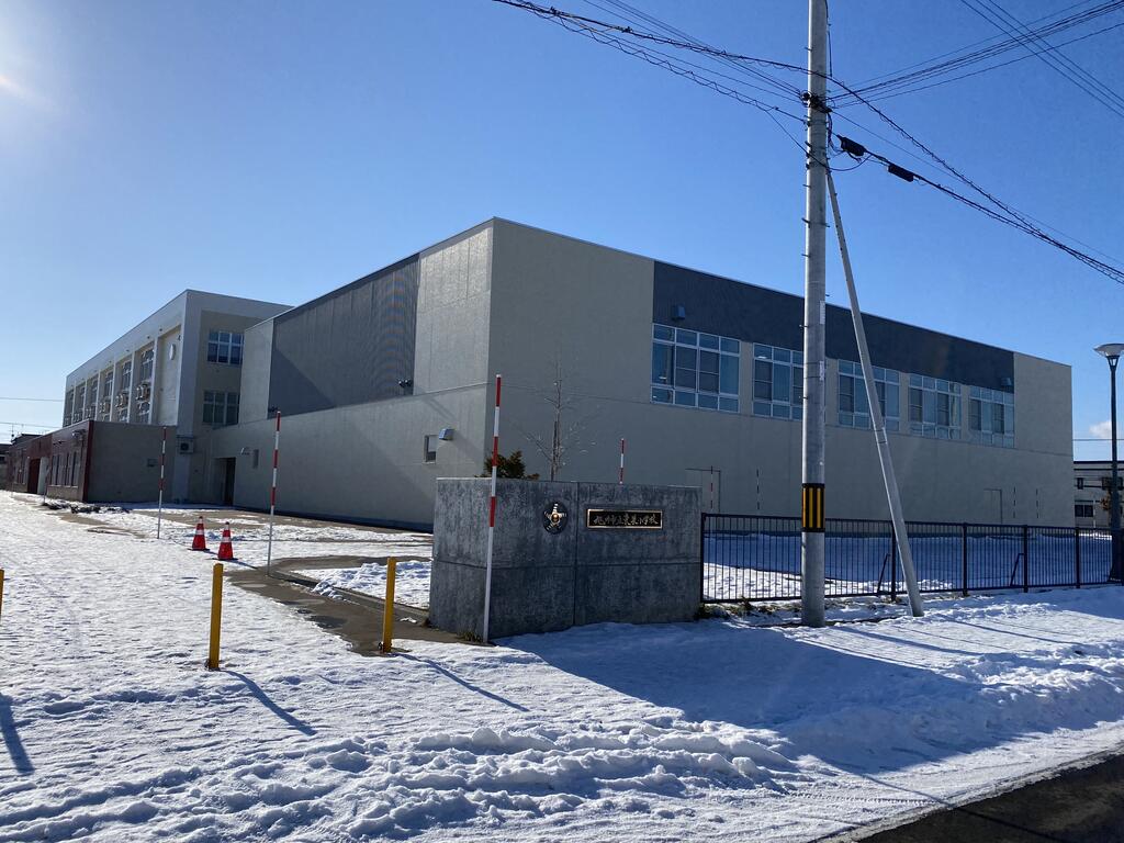 小学校　旭川市立東栄小学校（小学校）まで709m