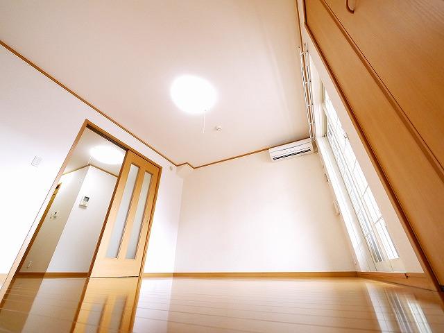 居室・リビング　収たっぷりの居間です