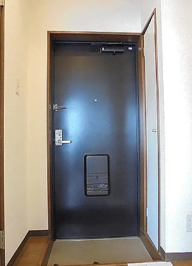 玄関　別部屋の画像を使用しております。