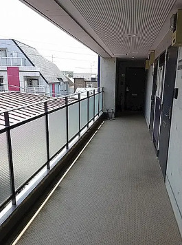 バルコニー　別部屋の画像を使用しております。