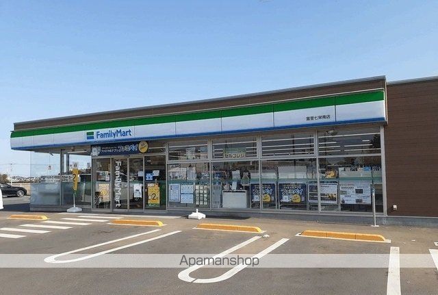 コンビニ　ファミリーマート（コンビニ）まで450m