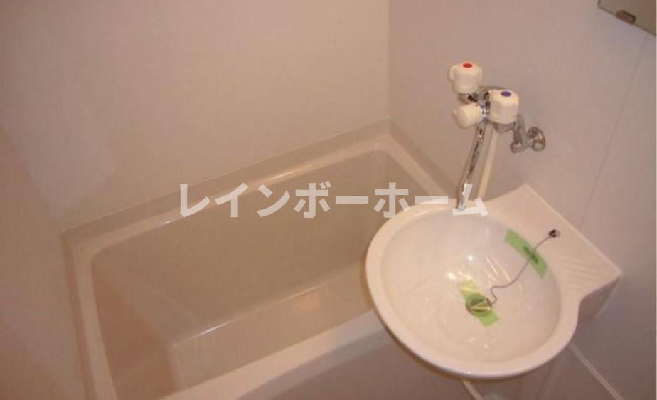バス・シャワールーム　コンパクトで使いやすいお風呂です