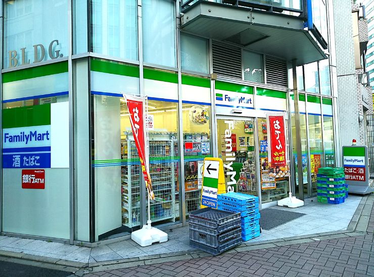 コンビニ　ファミリーマート銀座昭和通り店（コンビニ）まで82m