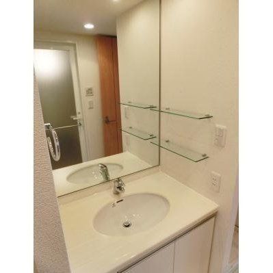 洗面設備　※同タイプの別のお部屋です。