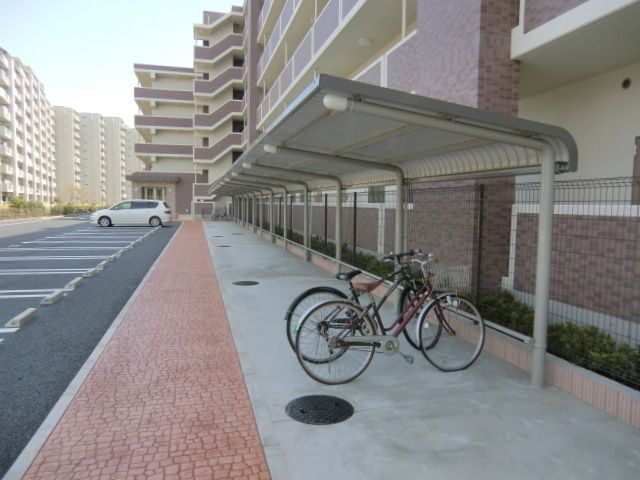 駐車場　敷地内屋根付き大型駐輪場です