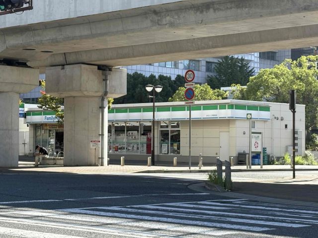 コンビニ　ファミリーマート　みなとじま駅前店（コンビニ）まで303m
