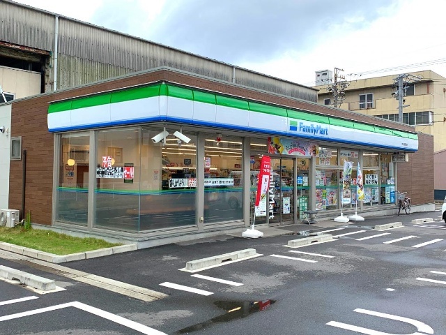 コンビニ　ファミリーマート中川清船町店（コンビニ）まで209m