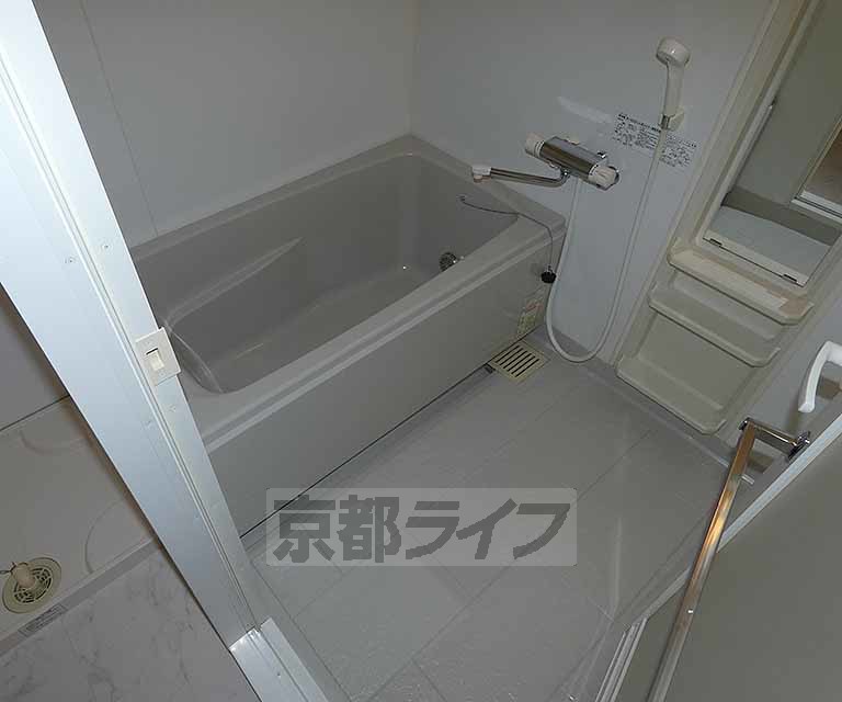 バス・シャワールーム　広々とした浴室です。
