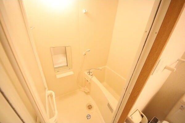 バス・シャワールーム　※写真は同じマンションの違う部屋のものになります。