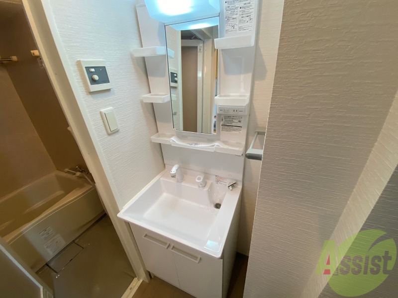 洗面設備　独立洗面台です。大きくてよいですね。シャンプーもできます