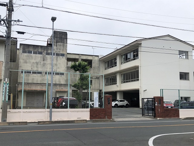 中学校　豊橋市立中部中学校（中学校）まで830m