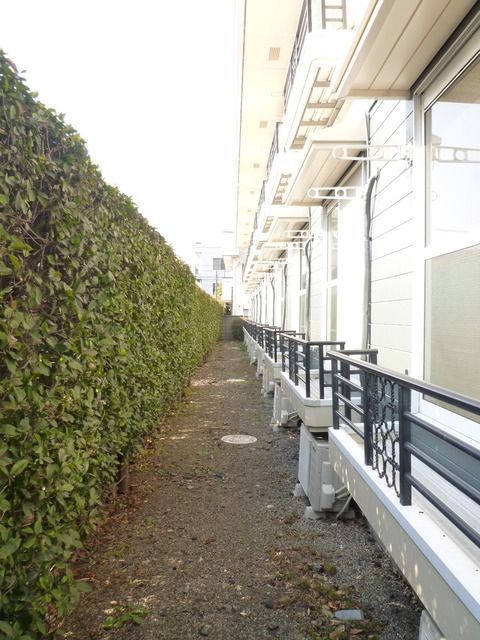 建物外観　１階でも安心の居室前スペース