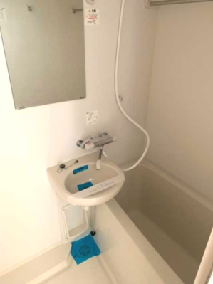 バス・シャワールーム　コンパクトで使いやすいお風呂です