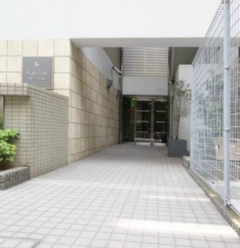 エントランス　落ち着いたエントランスです