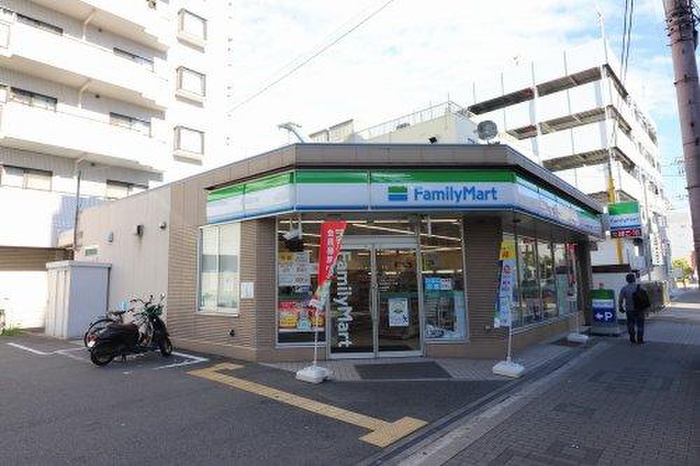 コンビニ　ファミリーマート（コンビニ）まで180m