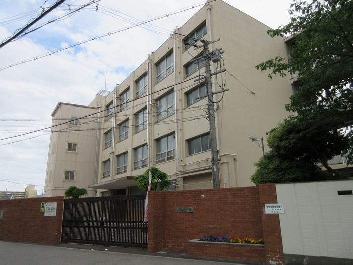 中学校　横堤中学校（中学校）まで550m