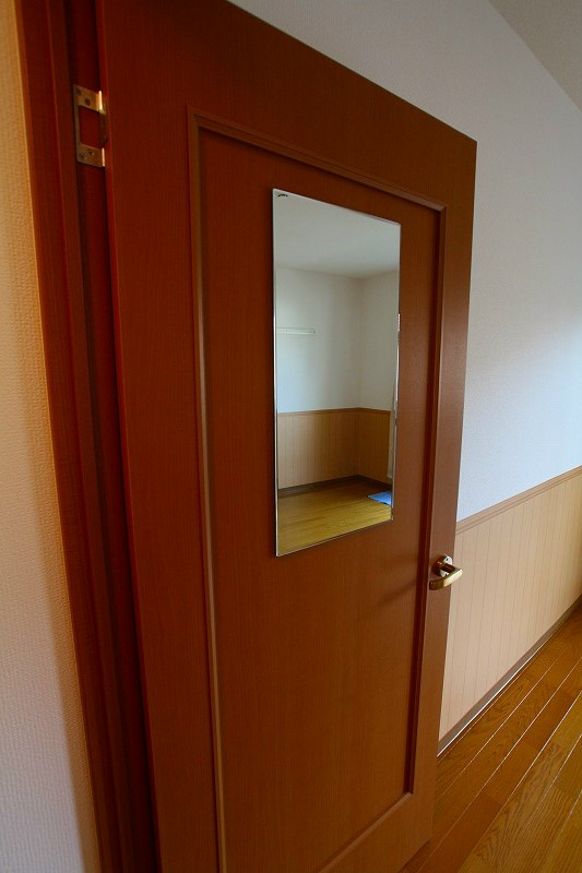 その他　ウォークインクローゼットの扉はミラー付