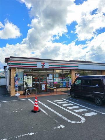 コンビニ　セブンイレブン（コンビニ）まで735m
