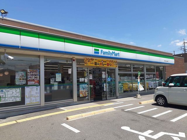コンビニ　ファミリーマート様（コンビニ）まで200m