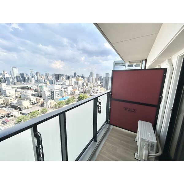バルコニー　1302号室の写真です。眺望は階数により異なります。