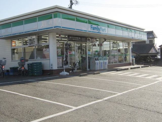 コンビニ　ファミリーマート宇頭店（コンビニ）まで350m