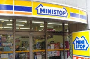コンビニ　ミニストップ新宿左門町店（コンビニ）まで327m