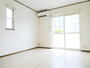 居室・リビング　☆２面採光の洋室８帖☆