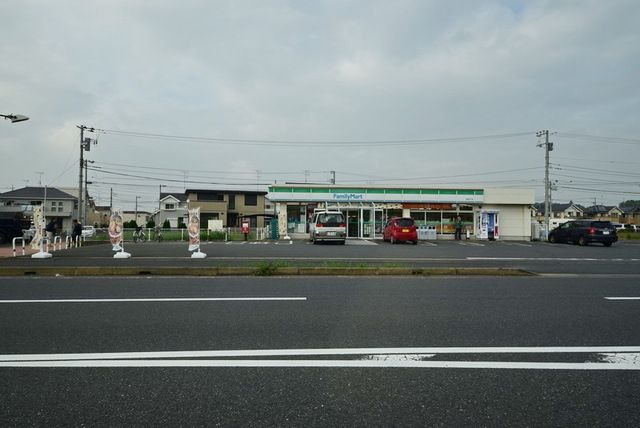 飲食店　ファミリーマート印西木下店（飲食店）まで390m