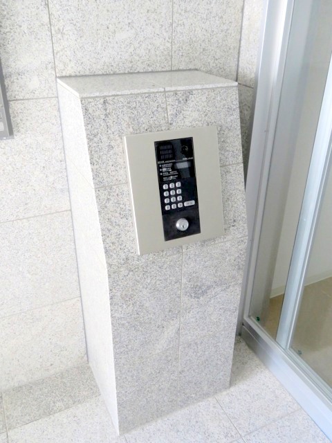 エントランス　人気のオートロック付きマンションです♪