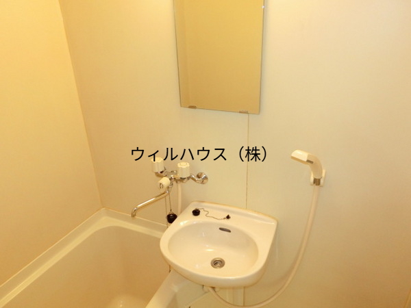 洗面設備　鏡が付いてます！