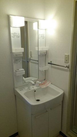 洗面設備　ゆったりとスペースのある洗面所