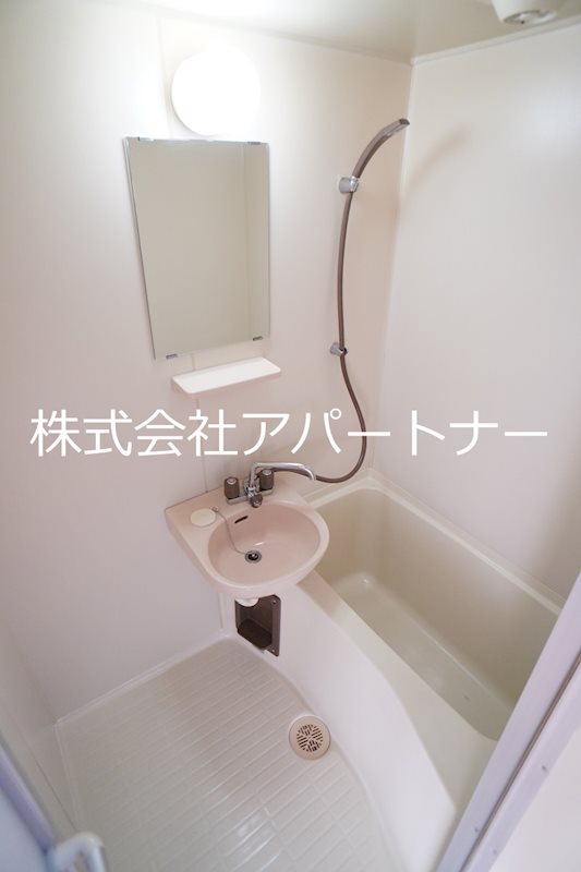 バス・シャワールーム　洗面台付きのお風呂です。