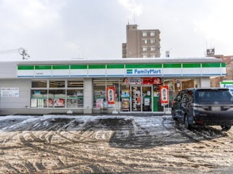 コンビニ　ファミリーマート札幌栄通店（コンビニ）まで289m