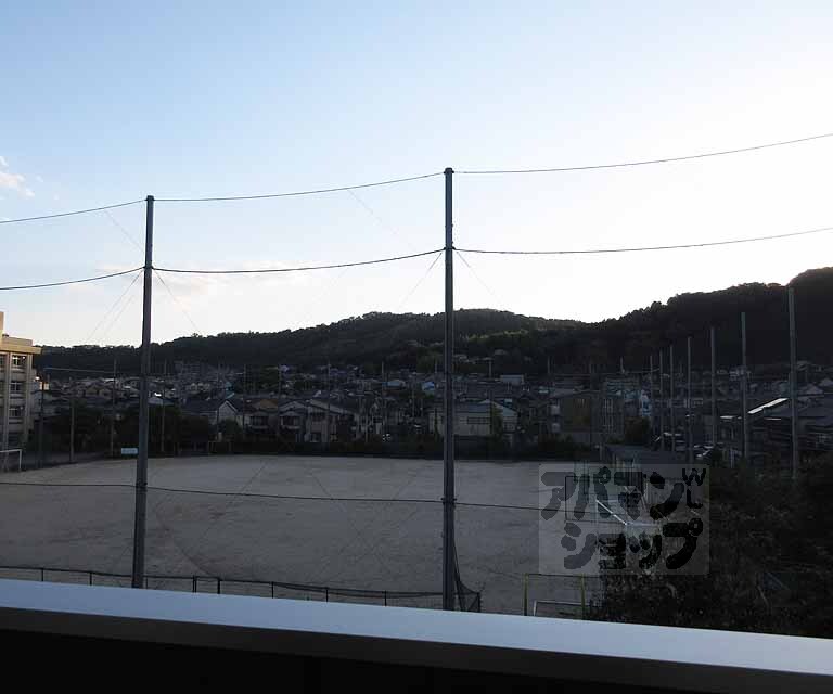 眺望　中学校のグランドが見えます。