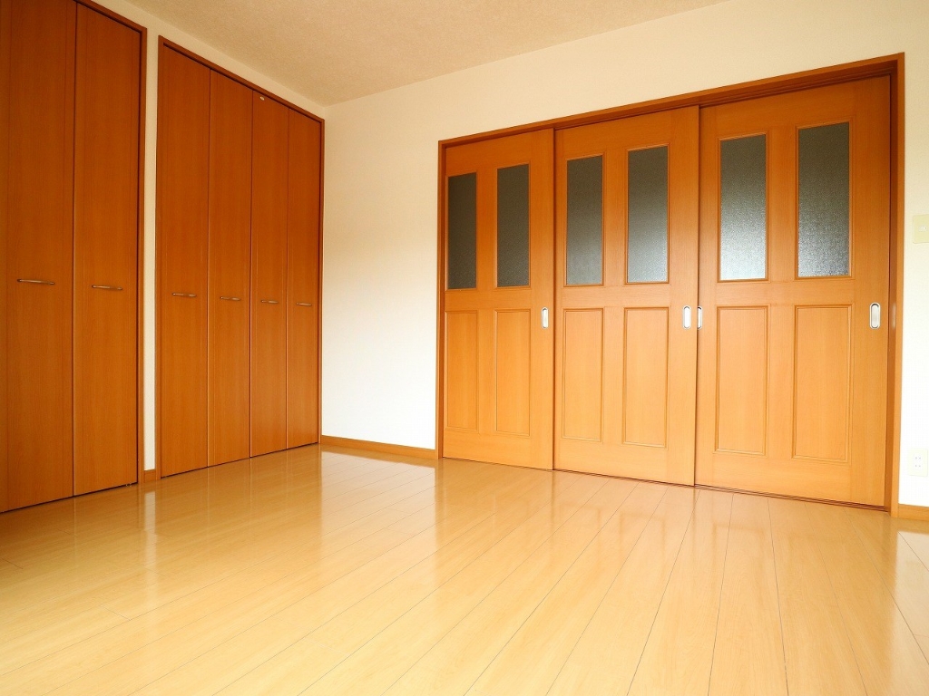 その他部屋・スペース　広めの洋室は収納がたっぷり付いています。