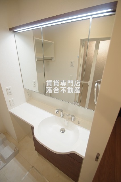 洗面設備　広々とした使いやすい独立洗面台