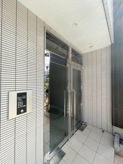 エントランス　オートロック付きで部外者シャットアウト♪