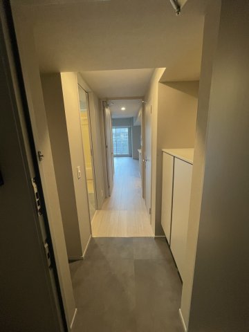 玄関　イメージとして同マンション他部屋を表示しています