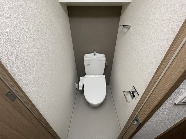 トイレ　落ち着いた色調のトイレです