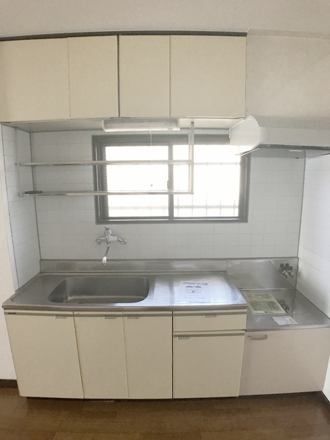 キッチン　※補修前の参考画像の為、設備等は現況優先。