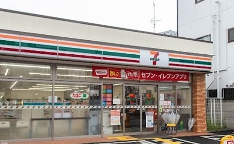 コンビニ　セブンイレブン 足立竹ノ塚駅西店（コンビニ）まで81m