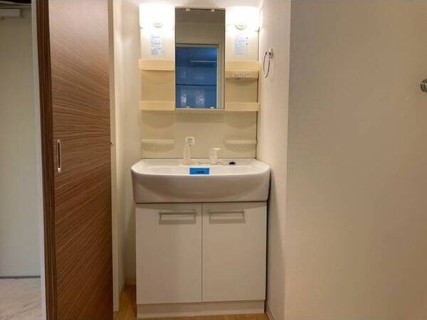 洗面設備　※写真は同じマンションの違う部屋のものになります。