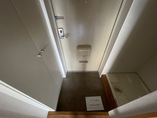玄関　同物件別部屋写真